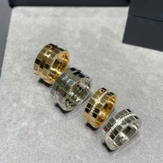 Anéis de pedras pavé com bloco-link em tons dourado e prateado