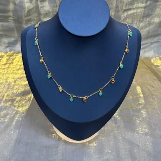 Colar de corrente de ouro azul com pingantes de coração pendentes