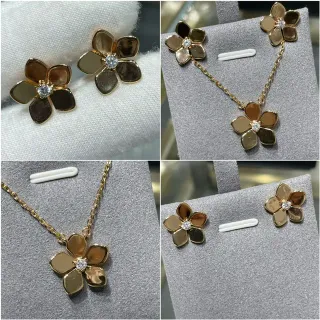 Brincos de ouro marrom em forma de flor com cinco pétalas