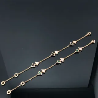 سوار سلسلة ذهبية وخضراء بنقوش مثلثية مرصعة