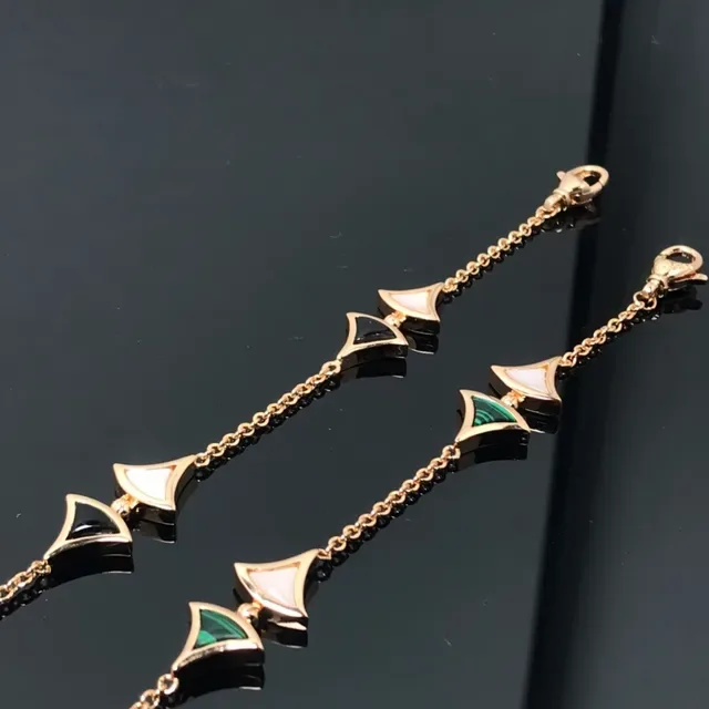 Gold Green Chain Triangular Inlaid Motifs Bracelet 4
