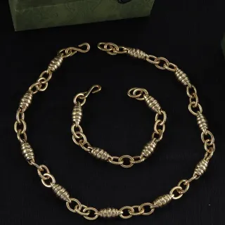 Collier en métal doré avec maillons en baril ornés
