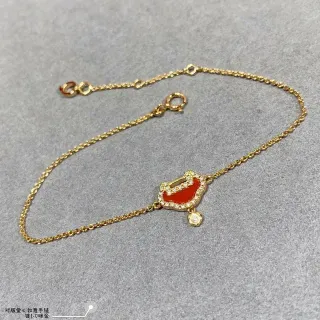 Pulseira com corrente de ouro e pingente de esmalte vermelho