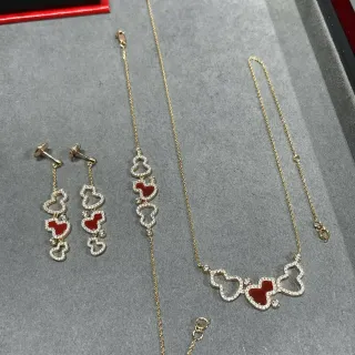 سلسلة ذهبية مرصعة بالباڤيه الحمراء