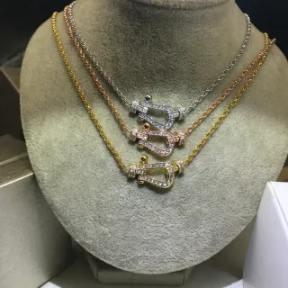 Collar con colgante en forma de U de oro y plata con cristales pavé-set