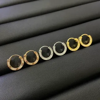 Brincos em ouro e prata com pavé e com bisagra