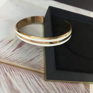Pulsera Abierta de Cuff en Dorado y Esmalte Blanco