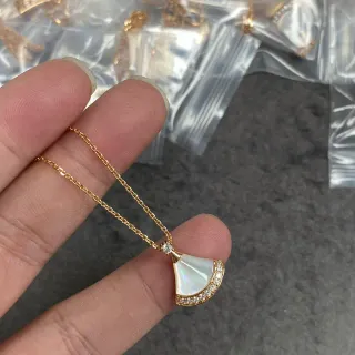 Collier pendentif en forme d'éventail en perles de nacre et diamants pavés dorés