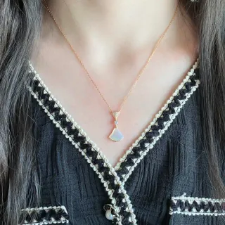 Collier pendentif en forme d'éventail en opale, ton doré