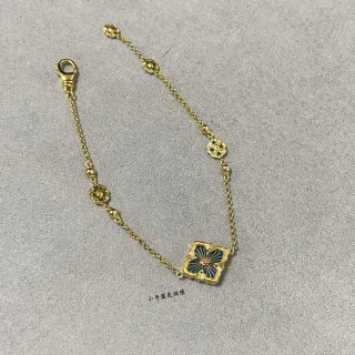 Pulsera de cadena con motivo floral de esmalte en tono dorado