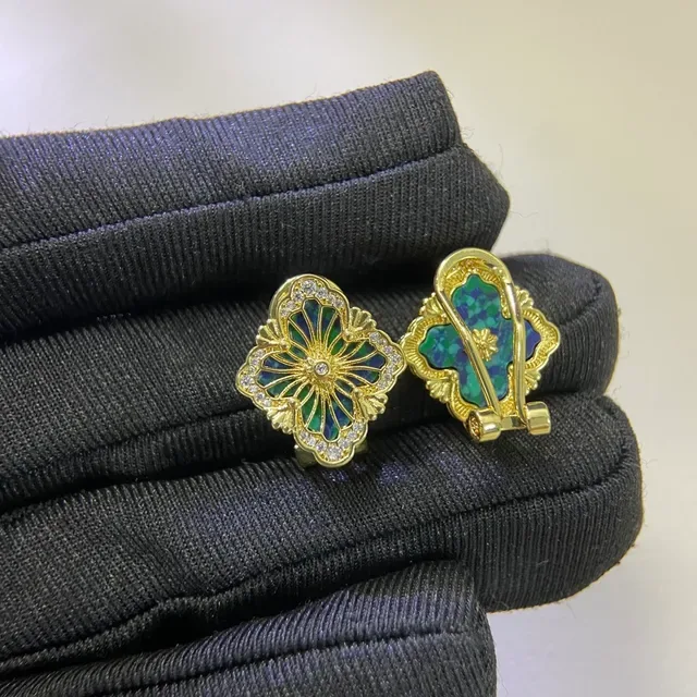Boucles d'oreilles clip-on de filigrane florale en émail et cristaux dorés 2