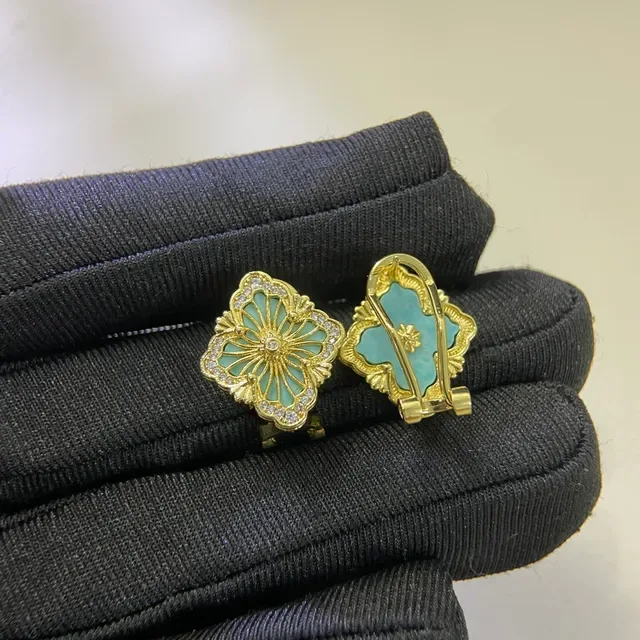 Boucles d'oreilles clip-on de filigrane florale en émail et cristaux dorés 5