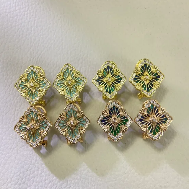 Boucles d'oreilles clip-on de filigrane florale en émail et cristaux dorés 6