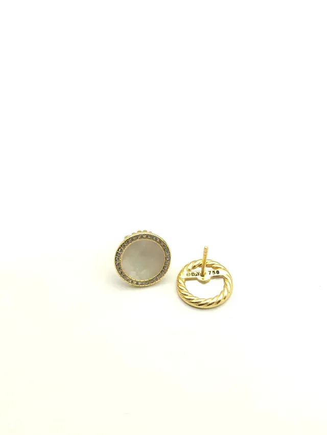 Boucles d'oreilles clous dorées avec perle mère et halo de diamants 2