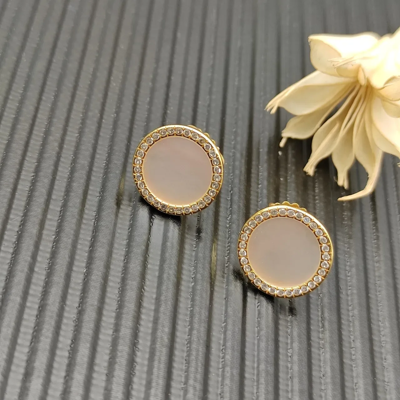 Boucles d'oreilles clous dorées avec perle mère et halo de diamants 3