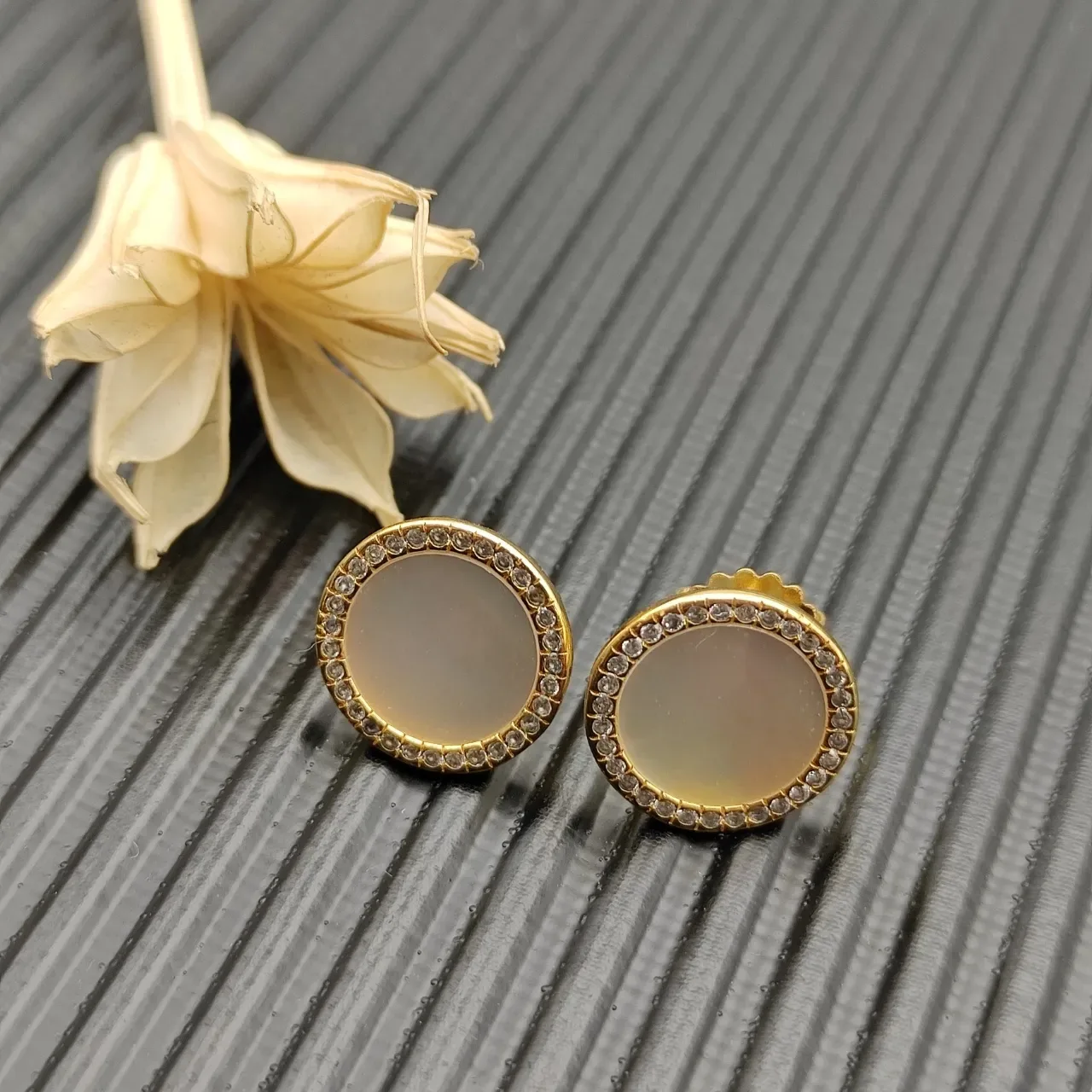 Boucles d'oreilles clous dorées avec perle mère et halo de diamants 4