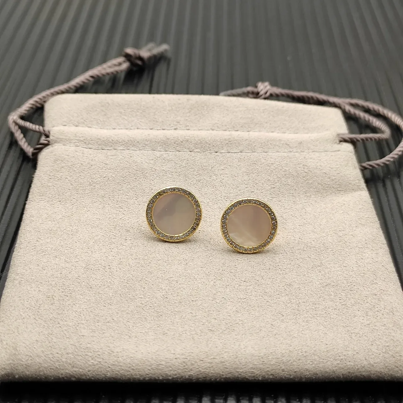 Boucles d'oreilles clous dorées avec perle mère et halo de diamants 5