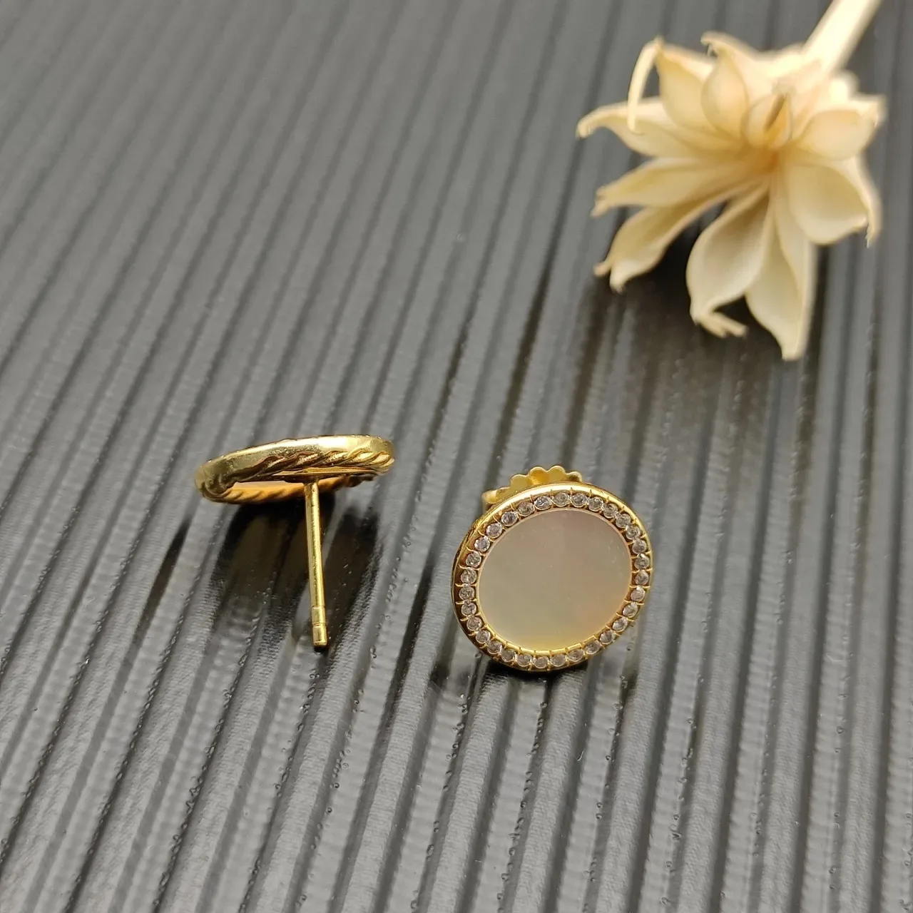 Boucles d'oreilles clous dorées avec perle mère et halo de diamants 6