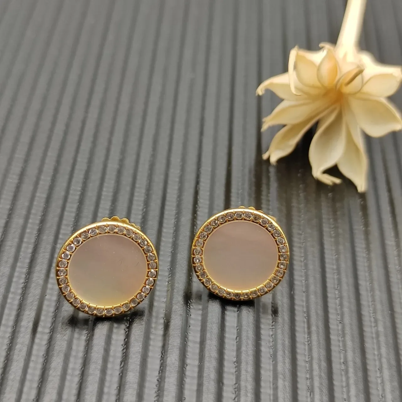 Boucles d'oreilles clous dorées avec perle mère et halo de diamants 7