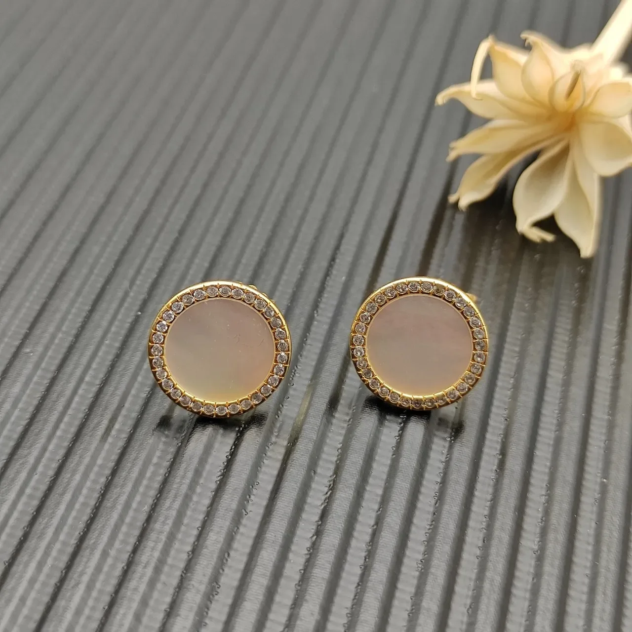 Boucles d'oreilles clous dorées avec perle mère et halo de diamants 8