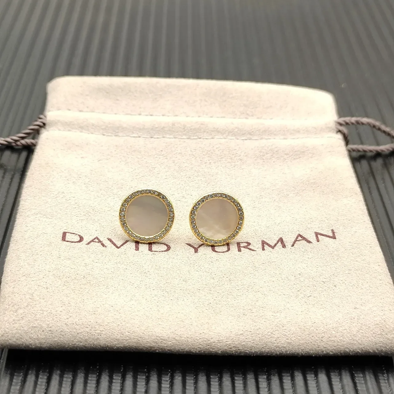 Boucles d'oreilles clous dorées avec perle mère et halo de diamants 9