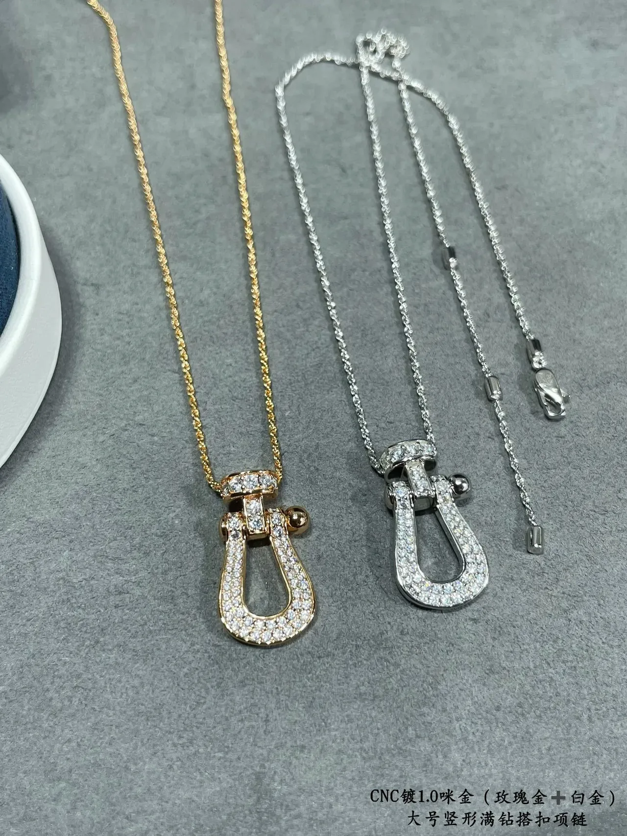 Collier pendentif U-Shackle en cristal pavé doré 2