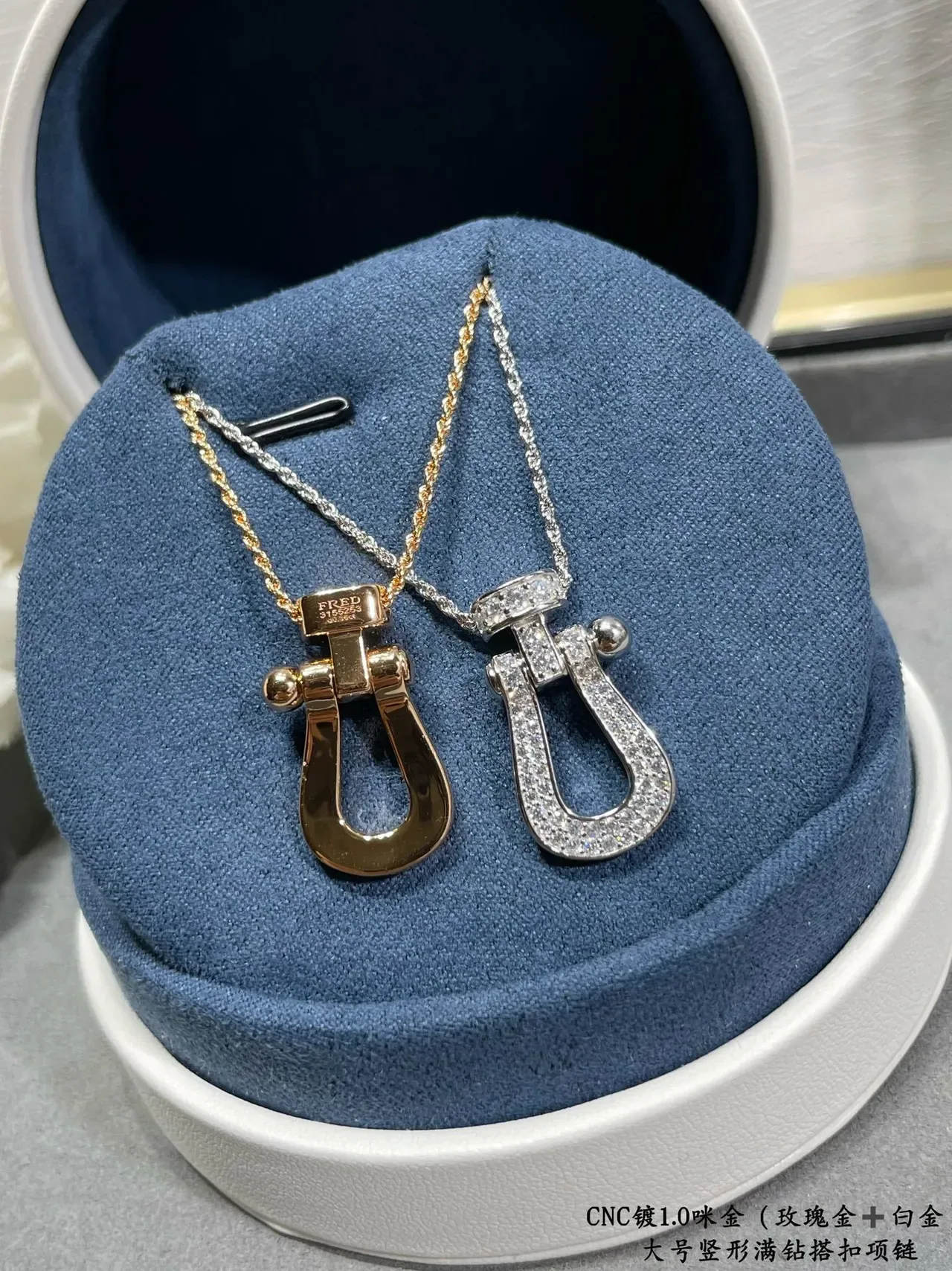 Collier pendentif U-Shackle en cristal pavé doré 4