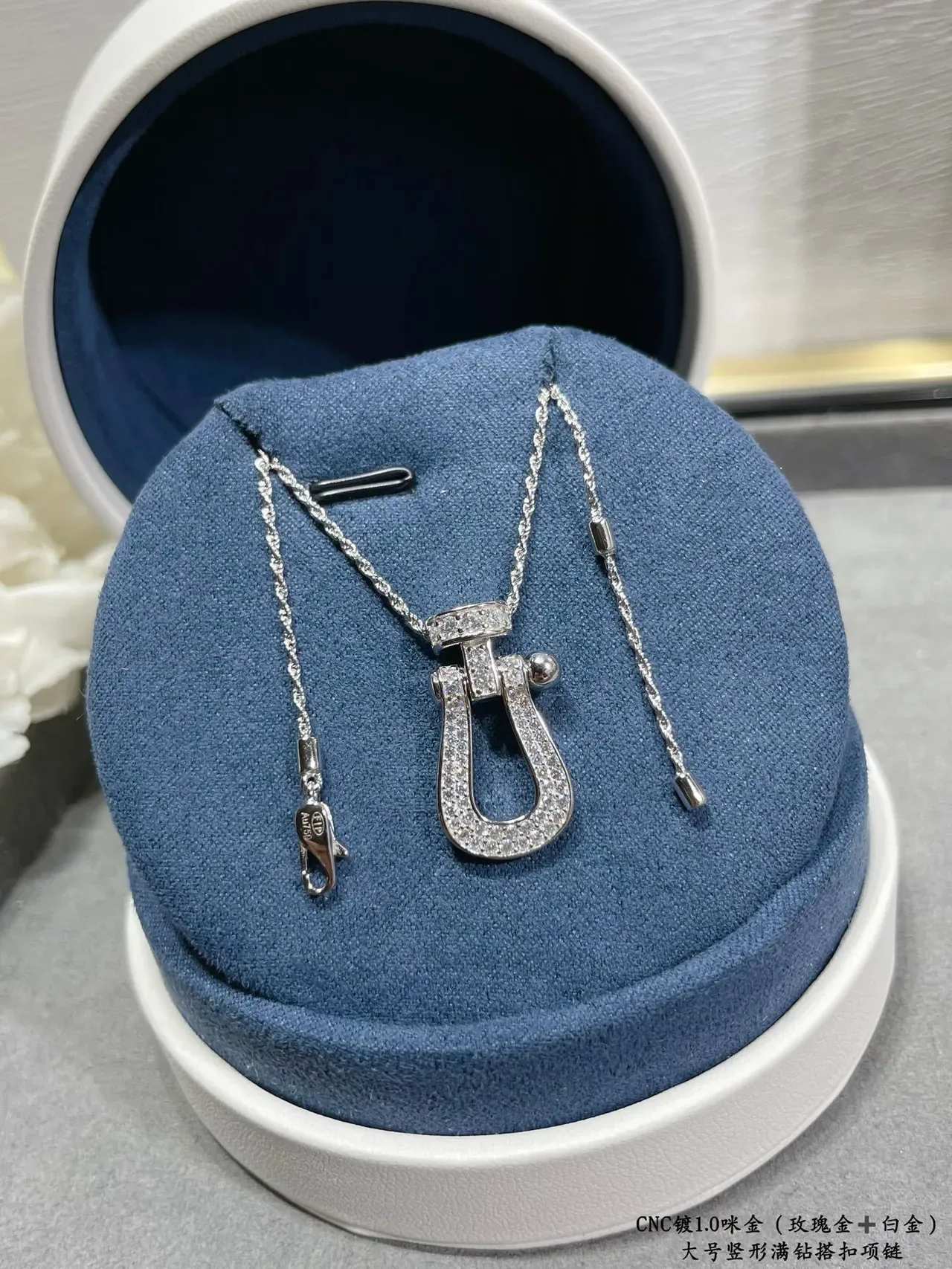 Collier pendentif U-Shackle en cristal pavé doré 5