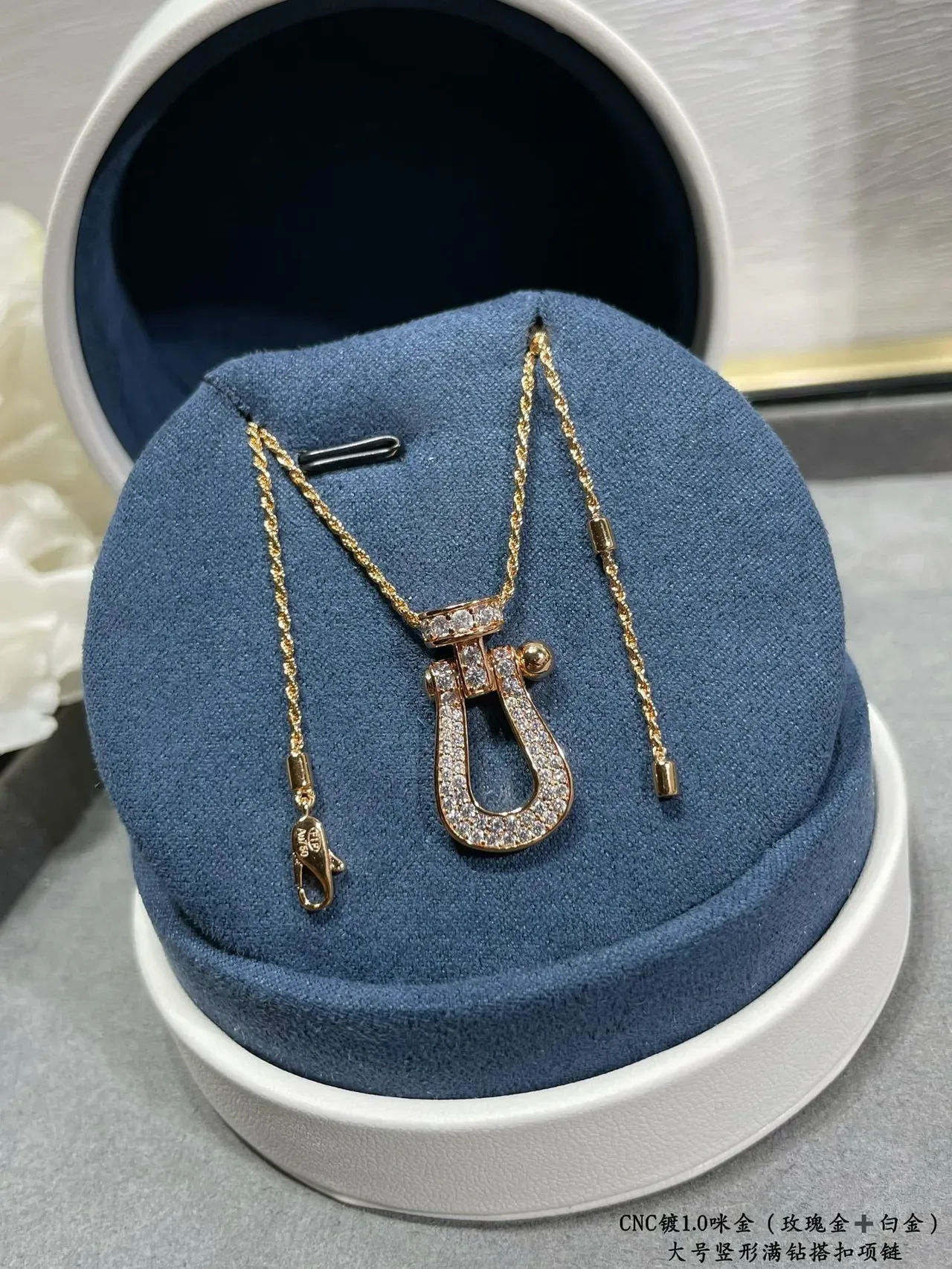 Collier pendentif U-Shackle en cristal pavé doré 6