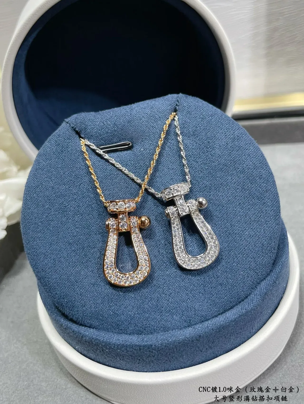 Collier pendentif U-Shackle en cristal pavé doré 7
