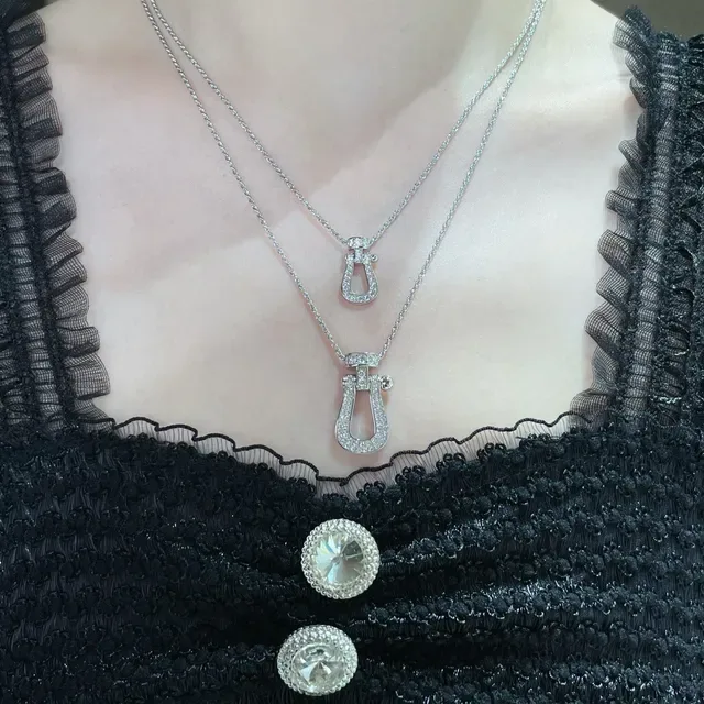 Collier pendentif U-Shackle en cristal pavé doré 8