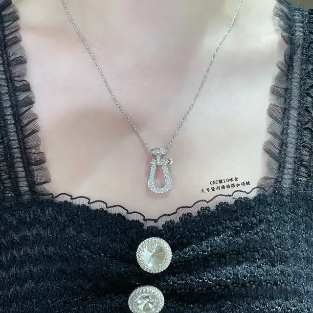 Collier pendentif U-Shackle en cristal pavé doré 9