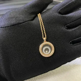 سلسلة ذهبية اللون مع قلادة نمط حلزوني Pavé