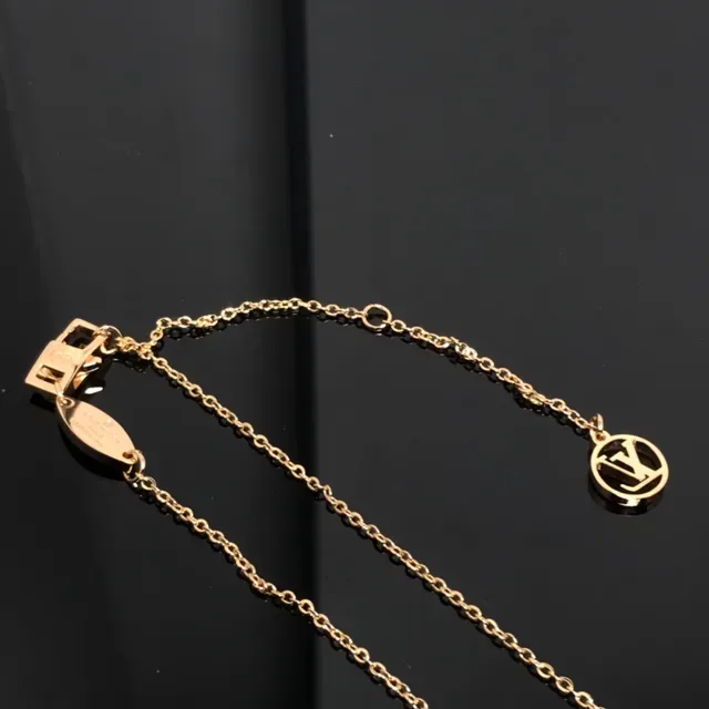 Collier avec pendentif de perle de mère floral rose en ton doré 2