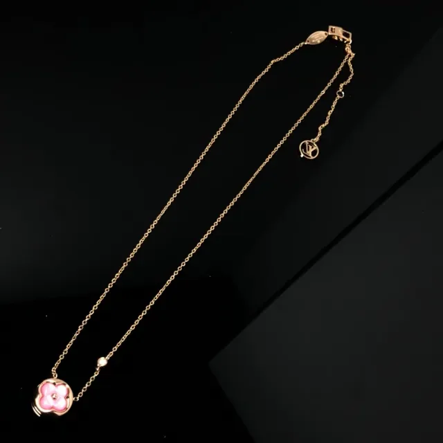Collier avec pendentif de perle de mère floral rose en ton doré 3