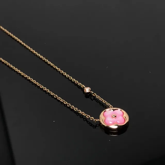 Collier avec pendentif de perle de mère floral rose en ton doré 4
