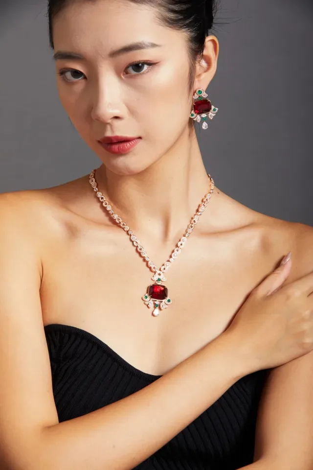 Gold-Tone Red Gemstone and Emerald Accent Pendant Necklace 8