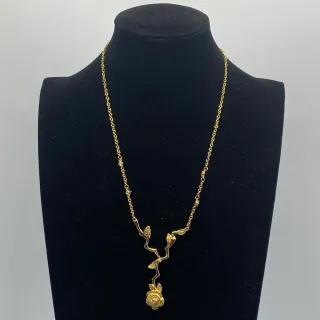 Collar con colgante de vid de rosas en tono dorado