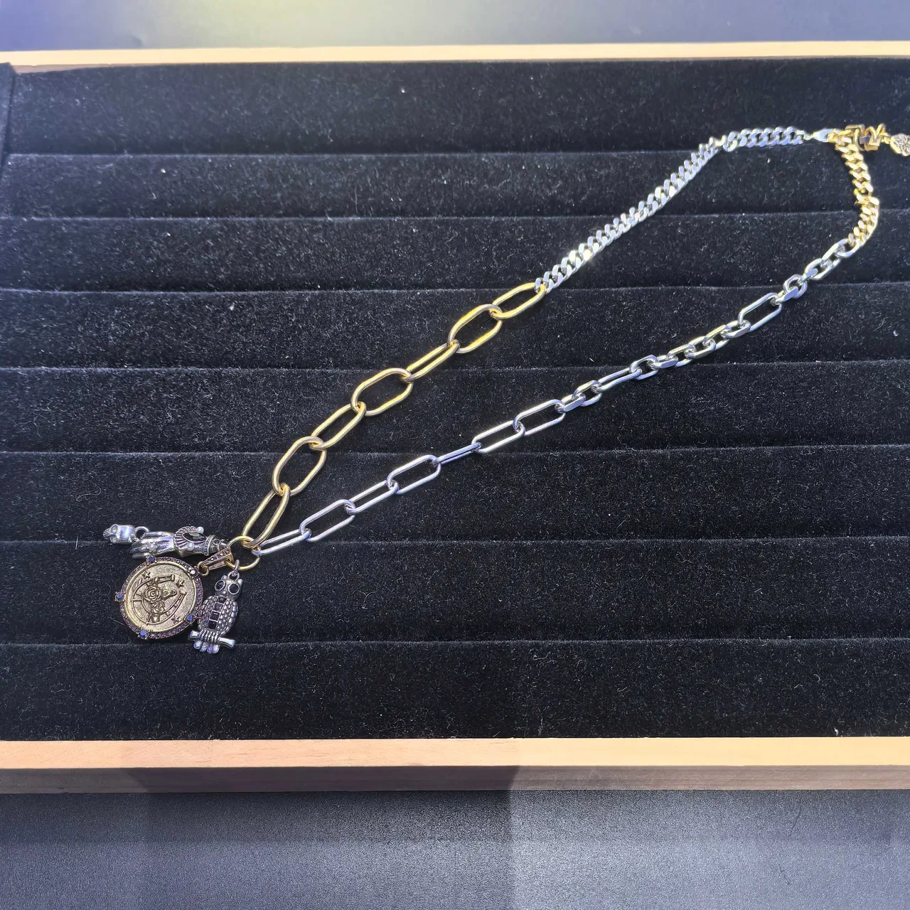 Colar de pendentif de videira de rosas em tom dourado 5