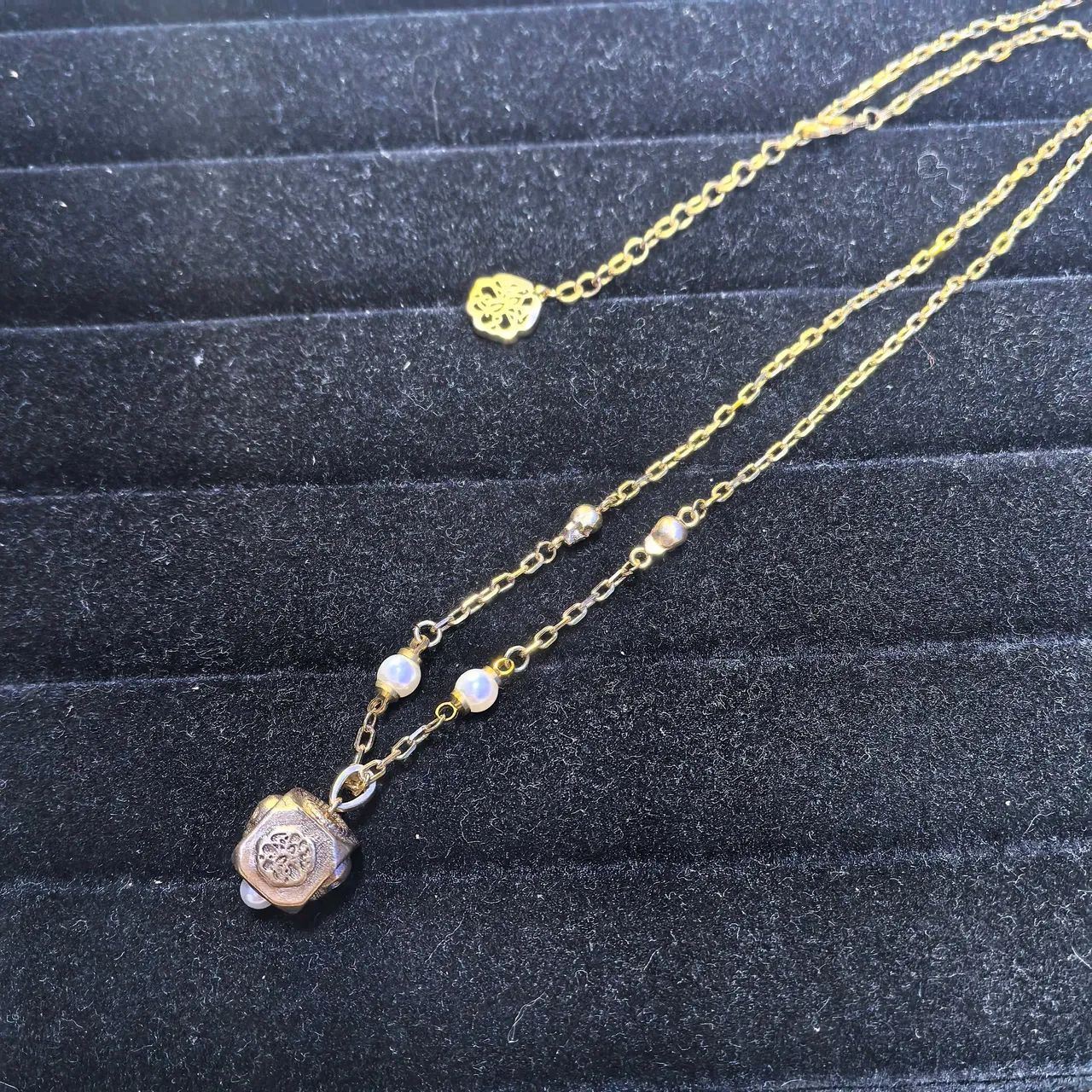 Colar de pendentif de videira de rosas em tom dourado 10