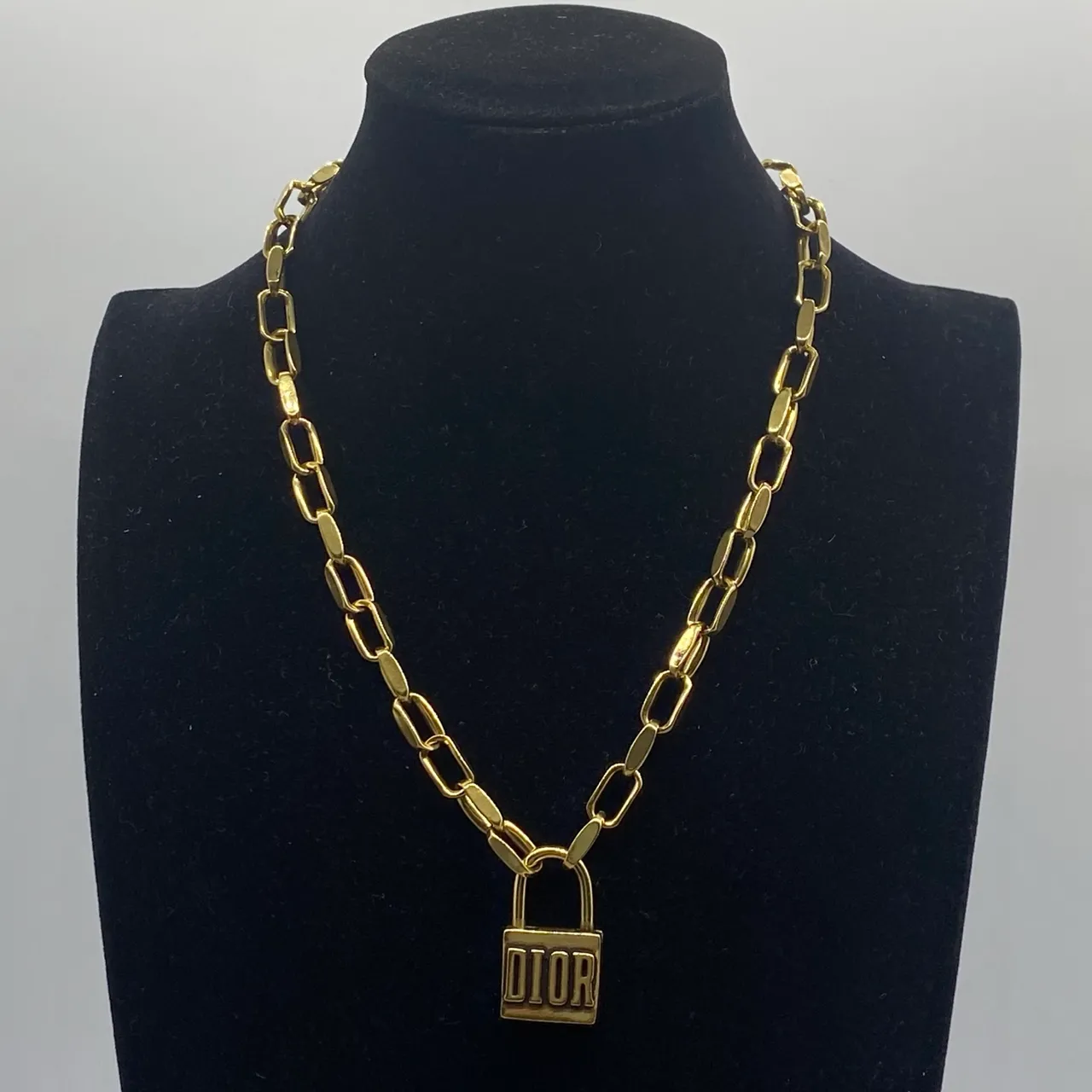 Colar de pendentif de videira de rosas em tom dourado 23