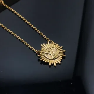 سلسلة مع قلادة Sunburst بلون ذهبي
