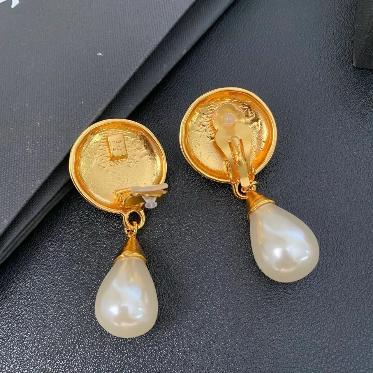 Gold-Tone Textured Disc and Teardrop Pearl Dangling Earrings 3