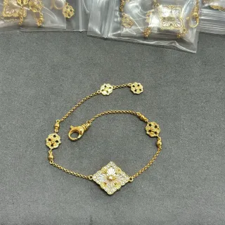 Pulsera de cadena de oro blanco con motivo floral de cuatrifolio