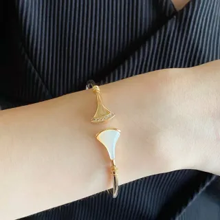 Brazalete de metal con motivo de abanico blanco y dorado