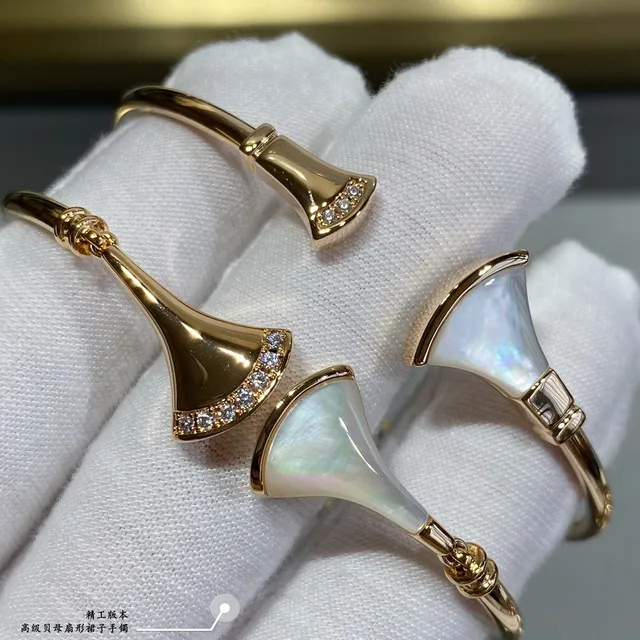 Pulseira de metal com motivo de abanico branco e dourado 2