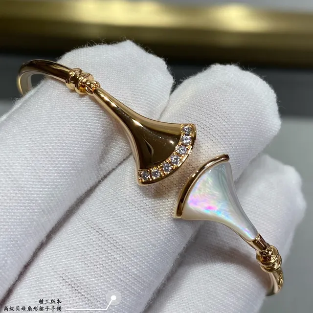 Pulseira de metal com motivo de abanico branco e dourado 3