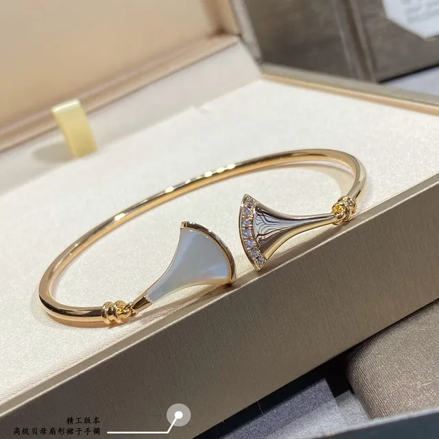 Pulseira de metal com motivo de abanico branco e dourado 4