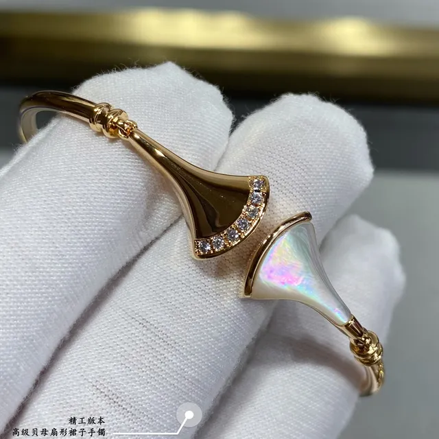 Pulseira de metal com motivo de abanico branco e dourado 8