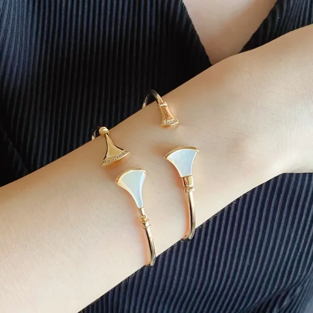 Pulseira de metal com motivo de abanico branco e dourado 9